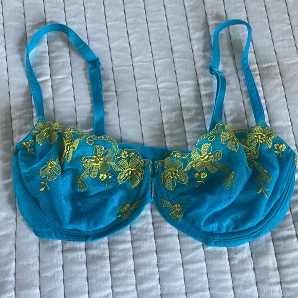 Victoria’s Secret bras 34D push up - Picture 5 of 8